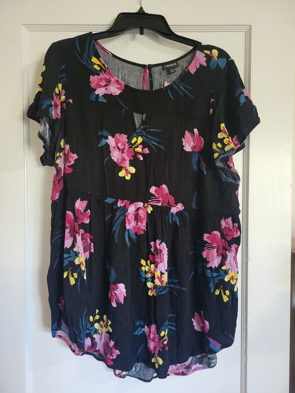 Womens Torrid Floral Tunic Short Sleeve Black EUC Babydoll Rayon Size 1 - Picture 2 of 8